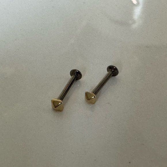 14k gold head pyramid earrings - Picture 2 of 2